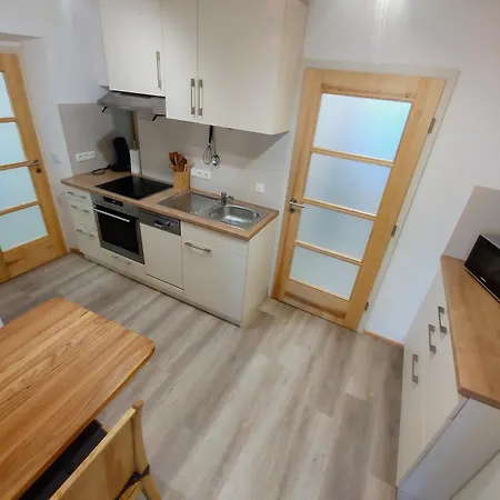 Apartment 2br, 4 Beds, Tv, Kitchen & Free Parking *