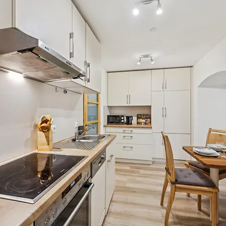 2br, 4 Beds, Tv, Kitchen & Free Parking شقة