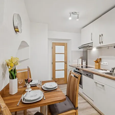 2br, 4 Beds, Tv, Kitchen & Free Parking